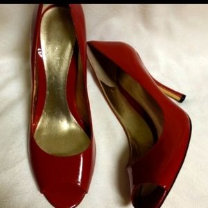 Nine West Winsdor Peep Toe Wine Shine Gold Sandal